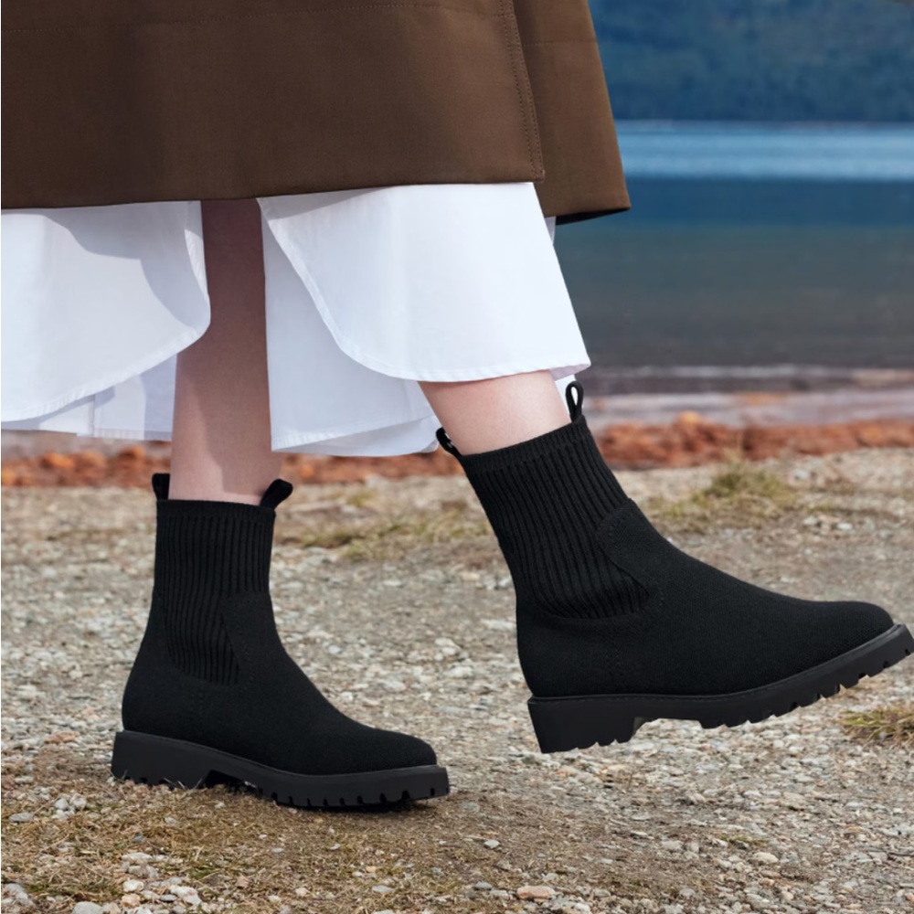Vivaia Knit Chelsea Ankle Boots with Lug Sole - Black size 10.5 hard to find!